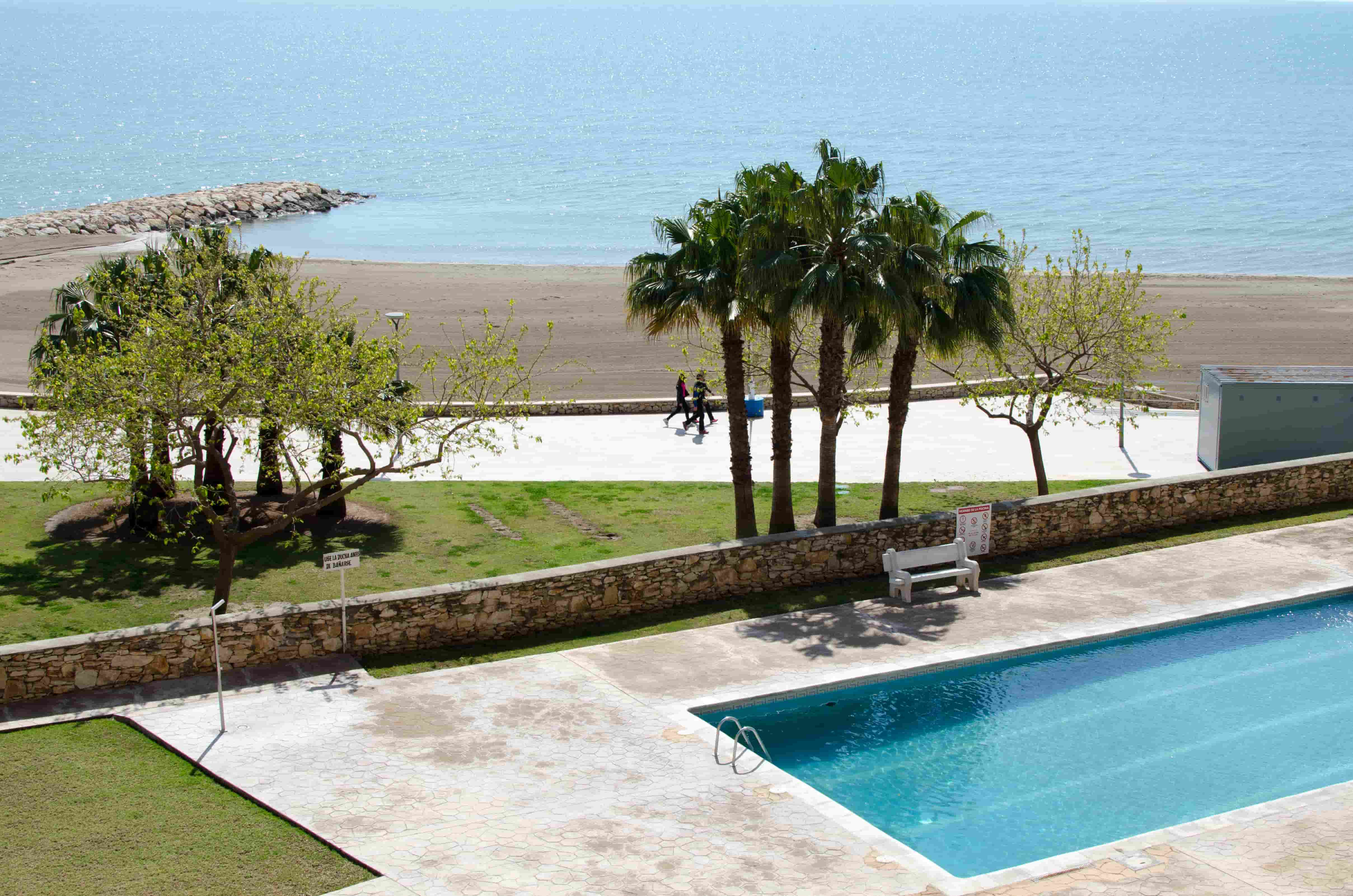 Piscina y playa con vistas al mar del Apartamento Racó de les Delícies